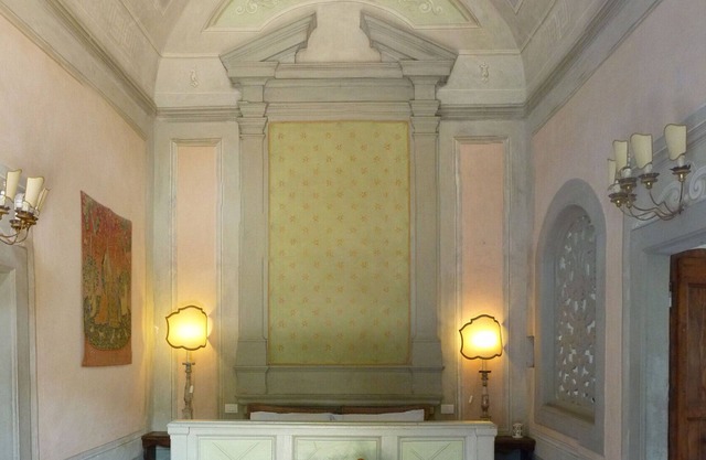 Former historical chapel in villa: pool, garden, parking space, fenced property