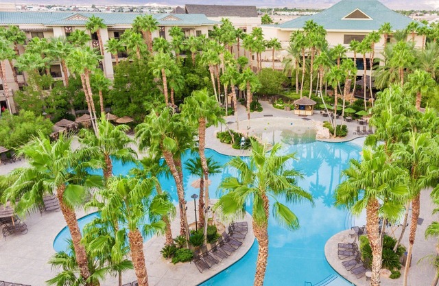 Formula 1 Full Amenity Condo on the Strip!!