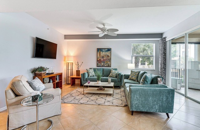 Fort Myers Condo in Gated Country Club w/ Pool!