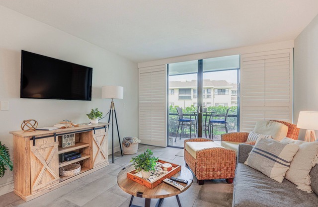Fort Pierce Condo w/ Screened Porch: Walk to Beach