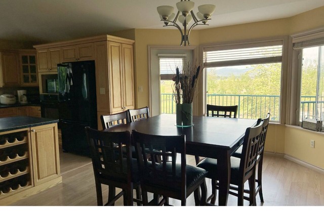 Fort Wine Burrow: 8 Guest Rental Home