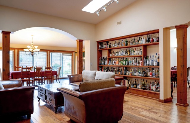 Fort Wine Manor: 10 Guest Rental Home