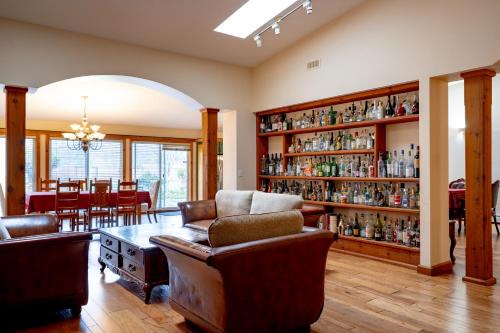 Fort Wine Manor, Entire Private Estate Home
