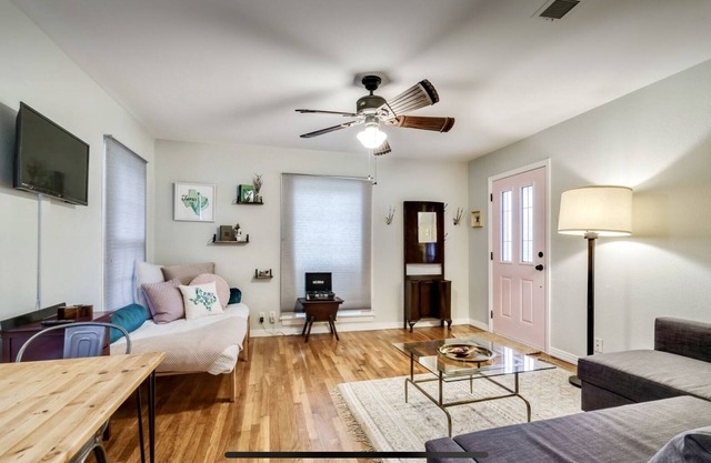 Fort Worth Arts District Bungalow. 2 blocks from Dickies Arena!