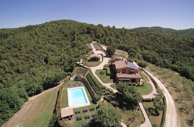 Forte Sorgnano mit Schloss, Apartments, Restaurant, Bereich zum Entspannen und Bauernhof!