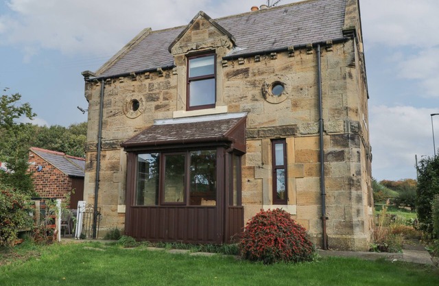FOULSYKE FARM COTTAGE, pet friendly, with open fire in Loftus