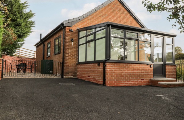 FOULSYKE FARM BUNGALOW, pet friendly, with a garden in Loftus