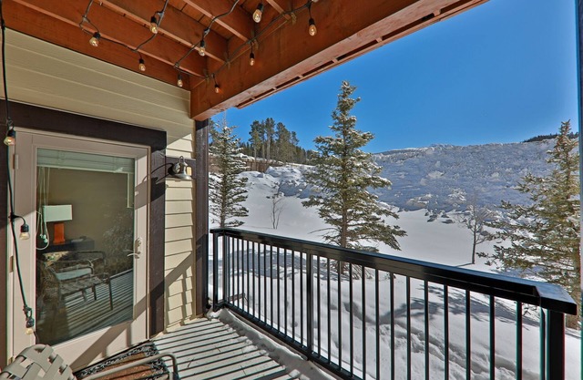 Founders Pointe 1 bedroom Condo by RedAwning