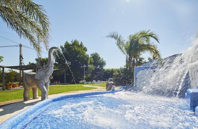 FOUR Beachfront Accommodations! 2 Outdoor Pools, Spa Center and FREE Parking!