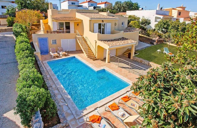 Four bed villa with pool in Albufeira.