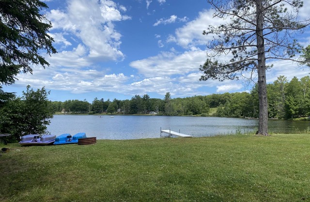 Four Bedroom Family and Pet Friendly Home on a Quiet, Private LAKE!!!