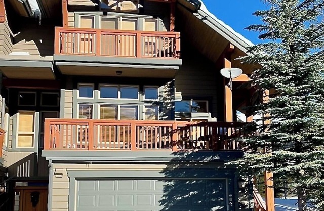 Four bedroom luxury townhome with ski in/ski out beside Grey Wolf Golf Course