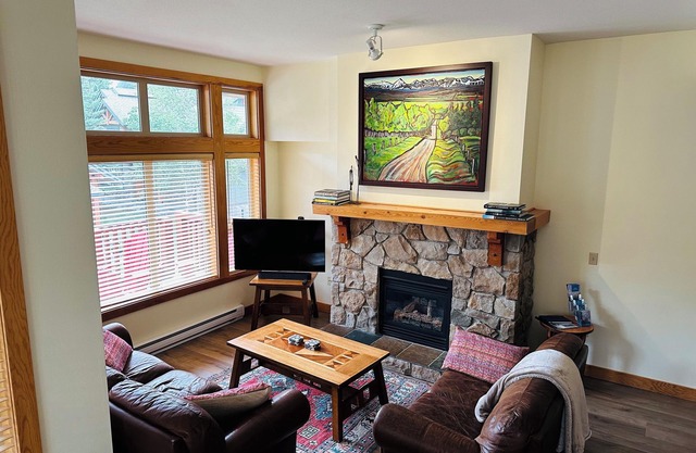 Four bedroom luxury townhome with ski in/ski out beside Grey Wolf Golf Course
