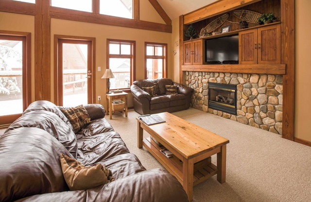 Four Bedroom | Sleeps 7-9 | White Wolf Cabins