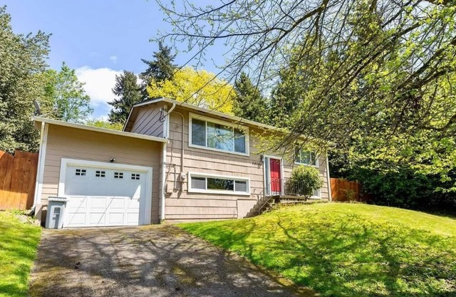 Four Bedroom Two Bathroom House Stylish Two Story Clean Spacious Modern Quiet