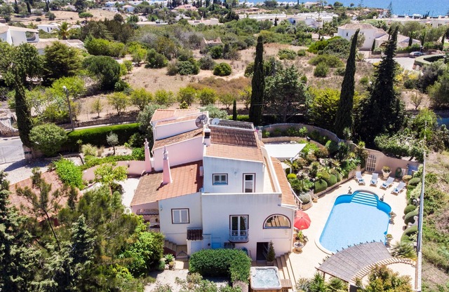 Villa mit vier Schlafzimmern, privatem Pool und Whirlpool. 5 Minuten zu Fuß von der Stadt entfernt.