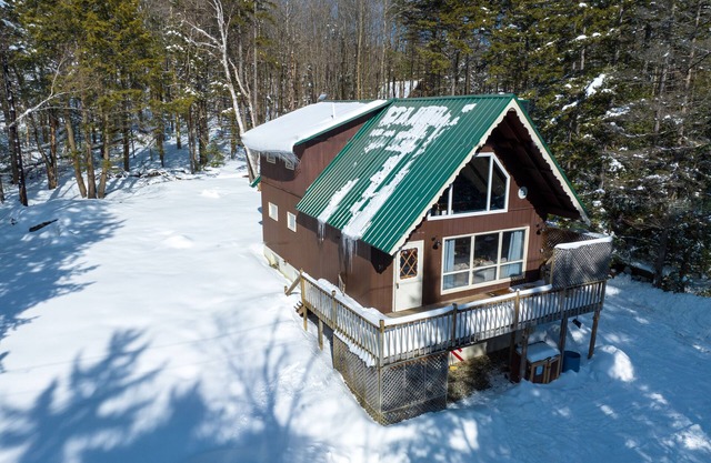 Four-Season Chalet, Hiking, Skiing, 5 Minutes to Jay Peak, Vermont!