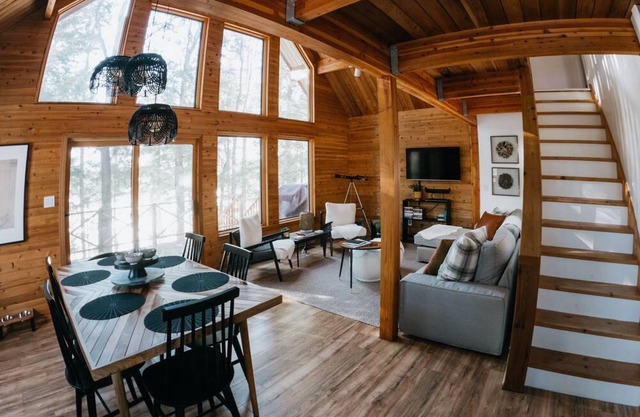 Four Season Cozy Cottage on the Lake.