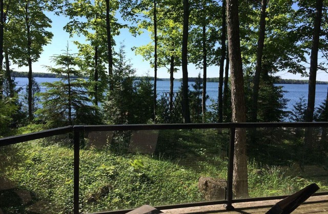 Four Season Waterfront Cottage on Lake Eugenia