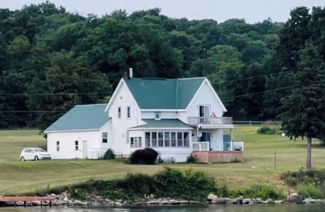 Four Season Waterfront Cottage with firepit/private boat launch