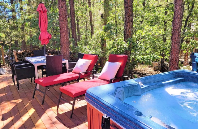 Four Seasons Getaway-Private Spa-Walk to Village and Pineknot Trailhead-King Bed
