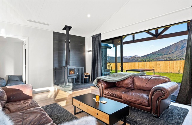 Four Seasons - Lake Hawea Holiday Home