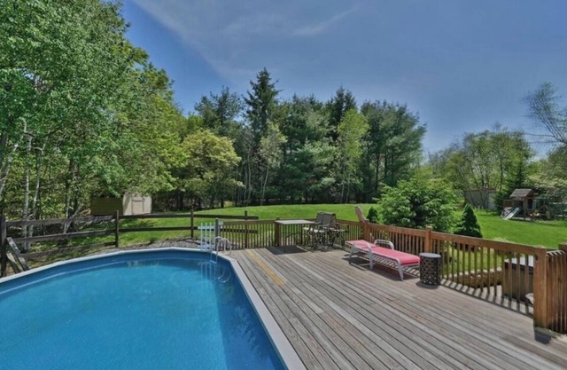 Four seasons vacation home 4 BR with outdoor Hut tub and swimming pool.