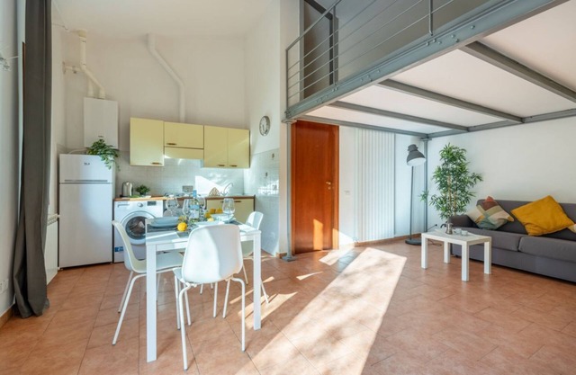 Four Shades of Pisa - Yellow Studio Apartment