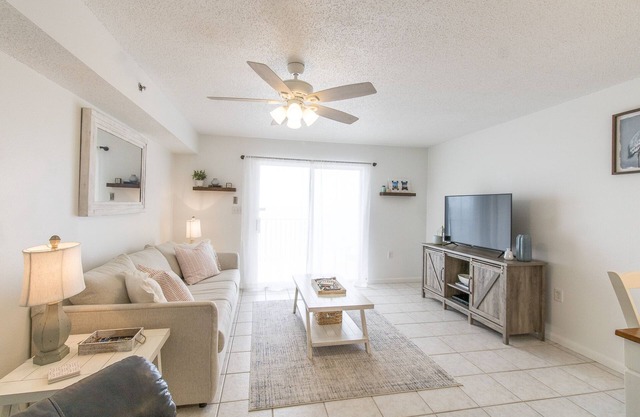 Four Winds 802, freshly updated, adorable beach front, spectacular sunset views!