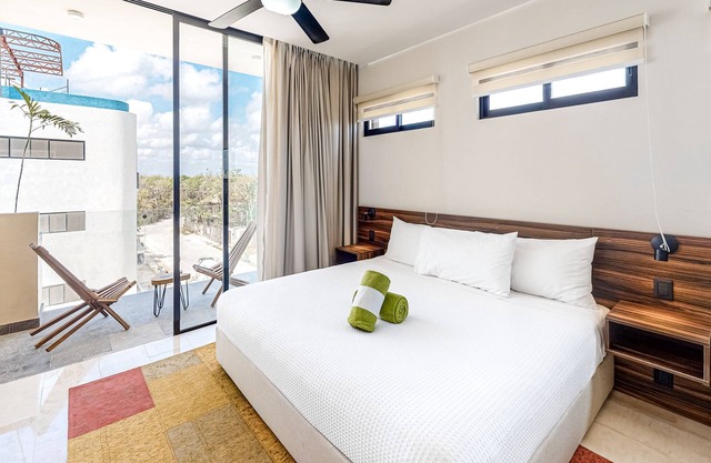 Fourth-floor studio with rooftop pool, partial A/C, city views, & balcony