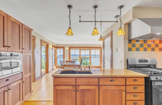 Fox Beach House! Oceanfront home, sleeps 10!