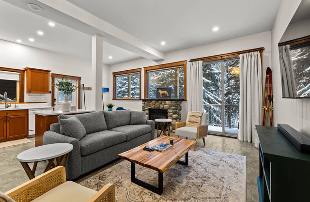 Fox Cub Creekside- Cozy Fireplace w/ Hot Tub!