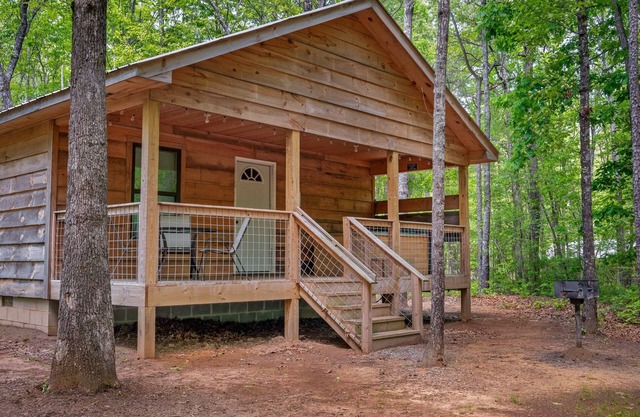 Fox Hole-cozy cabin in the woods w/hot tub & fire pit