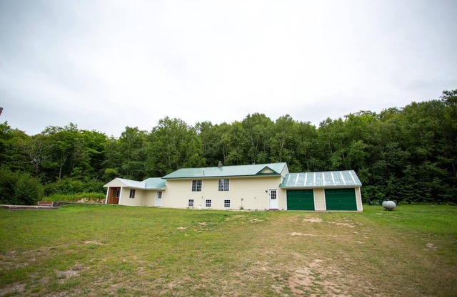 Fox Lodge - Beautiful Northwoods 3 Bedroom, 2 Bath Lodge
