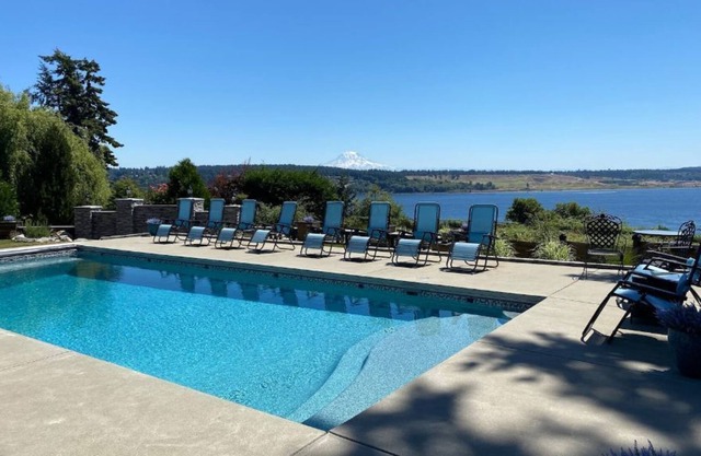 FOX LODGE - Relax. Refresh. Restore. (2-bdrm, pool, hot tub & view!)