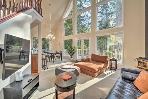 Fox Paws Luxury Cabin - Hot tub, Fire pit & Pines!