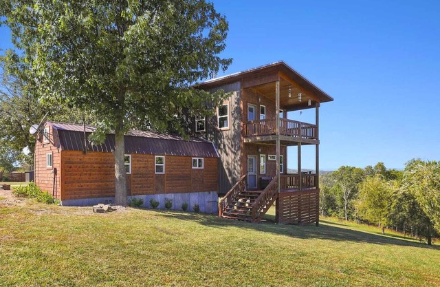 Fox Wood Cabin w/Hot Tub, family-friendly 50 acres