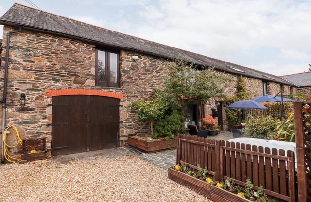 FOXGLOVE BARN, family friendly, with hot tub in South Brent