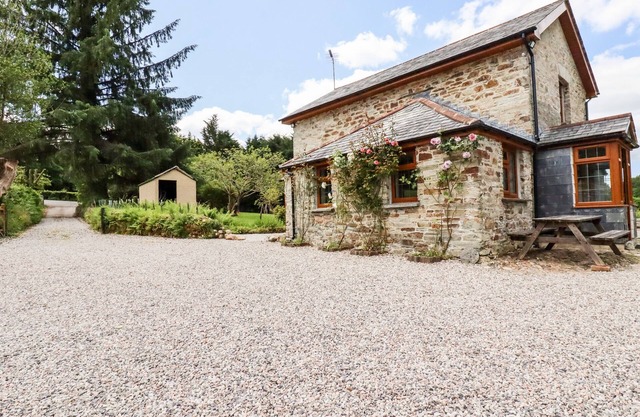 FOXGLOVE COTTAGE, family friendly, with hot tub in Bodmin