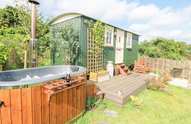 FOXGLOVE, romantic, character holiday cottage in Camborne