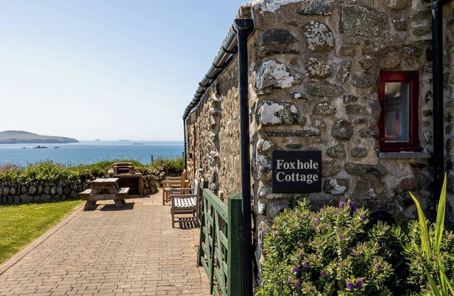 Foxhole Cottage, Holiday Cottage Whitesands Bay, Sleeps 6, 3 bedrooms, bathrooms