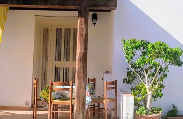 Foximanna im Nordgeschoss einer Villa im Grünen mit Blick auf das Meer