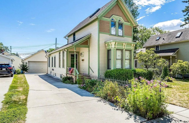 Frank's Folk Victorian - Blocks from the Beach! Book for Summer 2024
