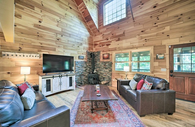 Franklin Cabin Surrounded by Smoky Mountains!