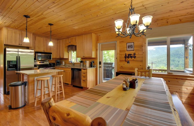 Franklin Cabin w/Game Room, Mountain-View Deck