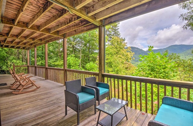 Franklin Cabin with Game Room, Mountain-View Deck