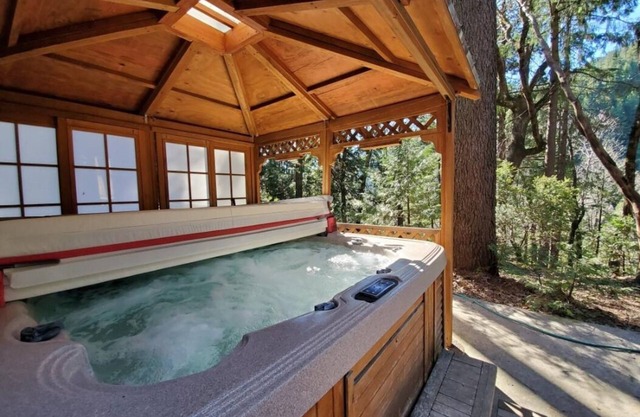 Franky's Retreat Great family gatherings, Hot Tub