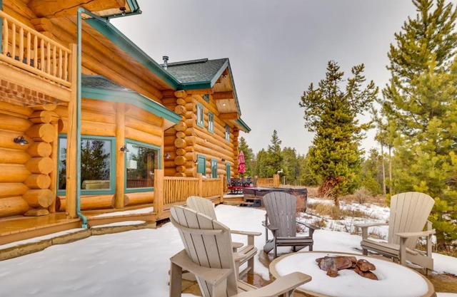 Fraser Chalet with Hot Tub and Mountain Views