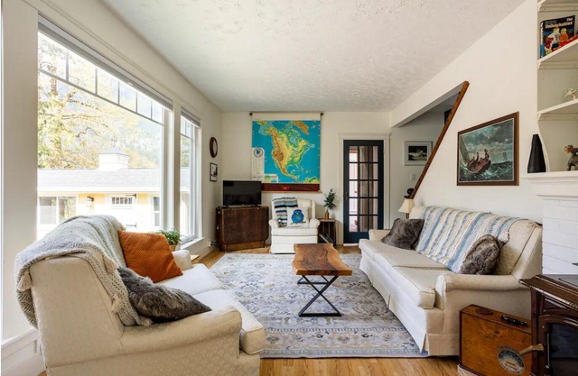 Fraser River Waterfront Cottage in Hope BC