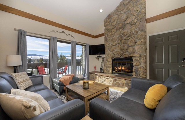 Fraser / Winter Park Condo. Updated in 2024! Pool, hot tub, easy access to WP.